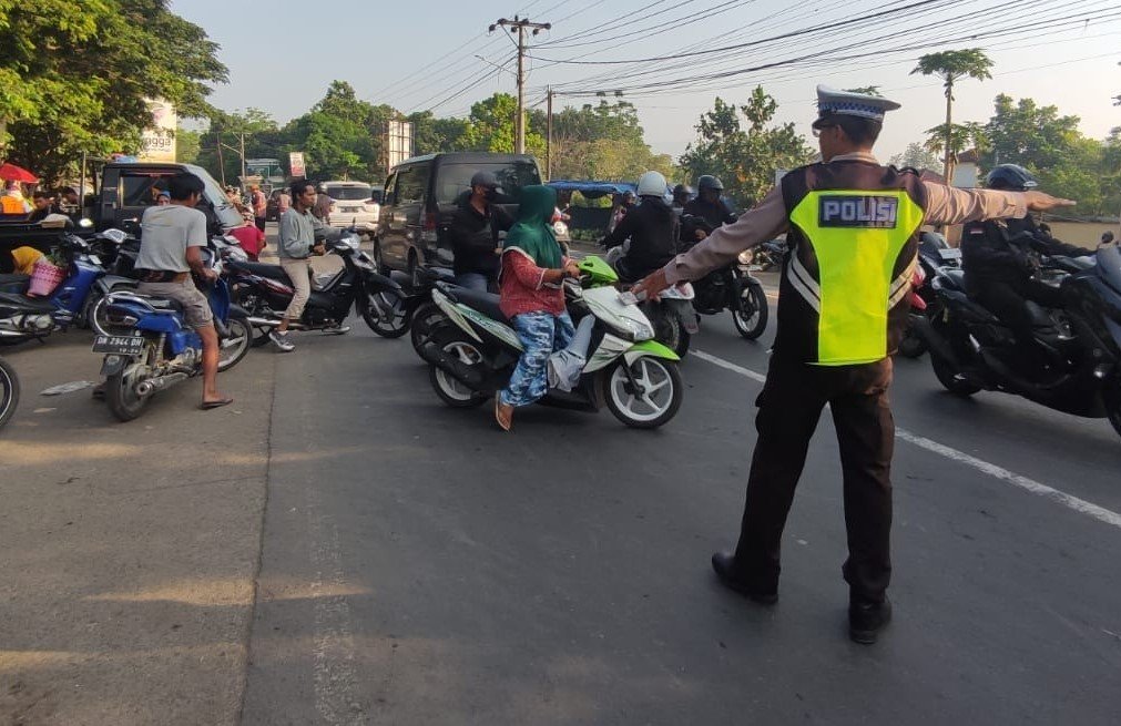 Polsek Kediri Sebar Personel untuk Urai Kemacetan dan Cegah Kecelakaan di Pagi Hari