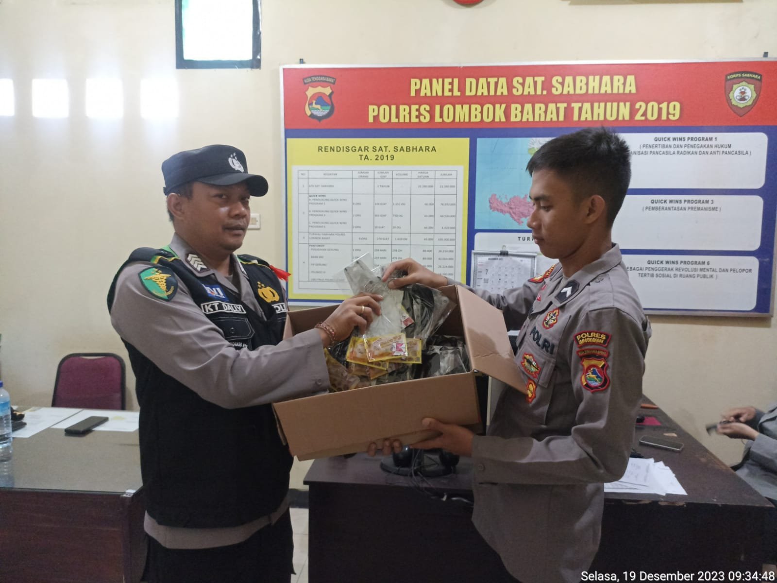 Polres Lombok Barat Bagikan Bekal Kesehatan untuk Personil Operasi Mantap Brata Rinjani