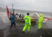 Kecepatan Tim SAR Selamatkan 3 Nelayan Kapal Karam di Situbondo