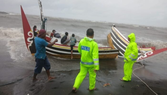 Kecepatan Tim SAR Selamatkan 3 Nelayan Kapal Karam di Situbondo