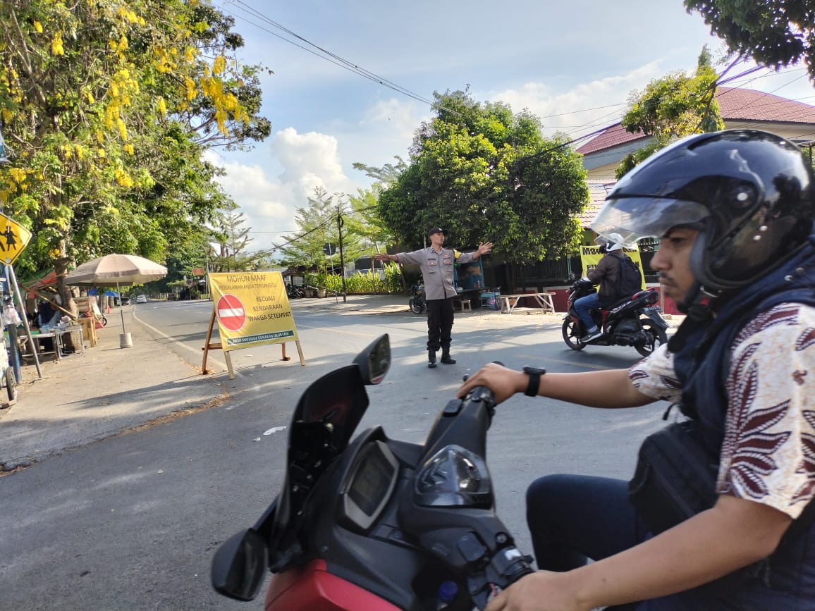 Dukung Perbaikan Jembatan Polsek Labuapi Terapkan Pengalihan Arus