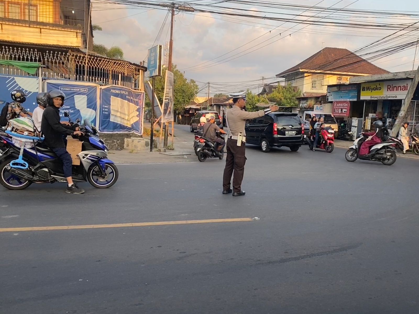 Giat Rawan Sore Polsek Batulayar Jaga Kelancaran Lalu Lintas di Senggigi