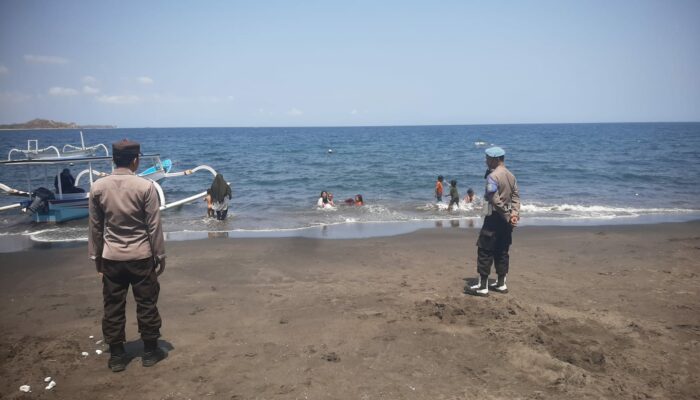 Polsek Lembar Gelar Patroli Rutin di Pantai Cemare demi Keamanan Wisatawan