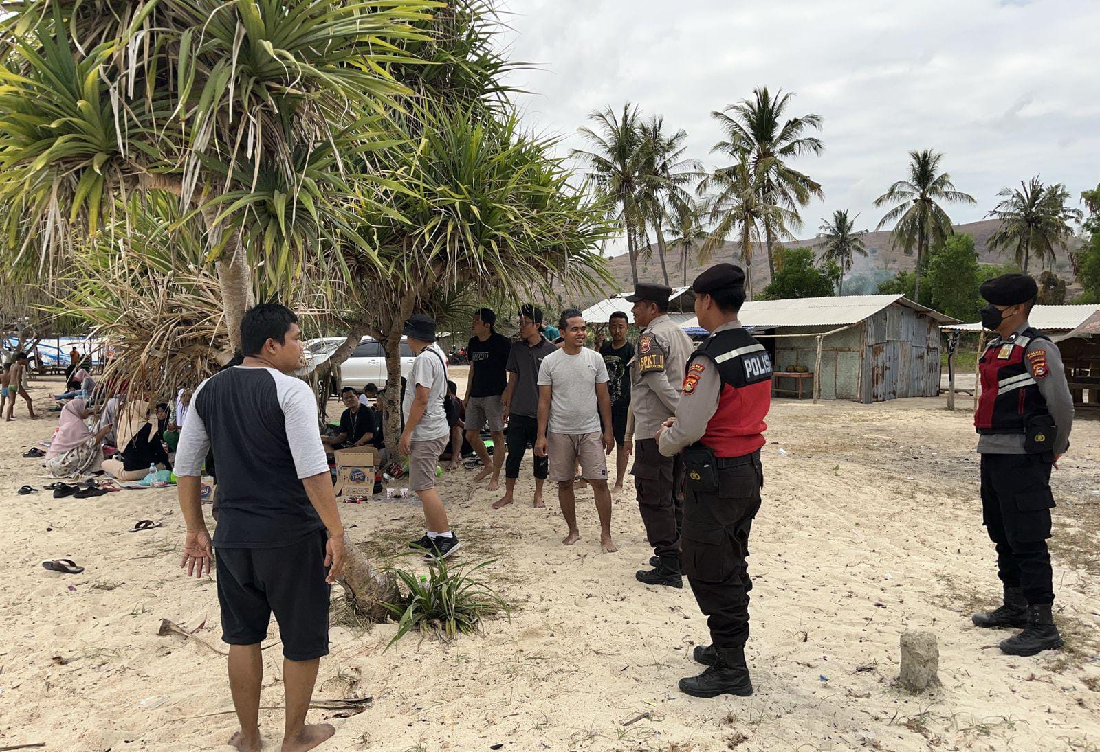 Polsek Sekotong Gelar Patroli Rutin di Pantai Elak-Elak untuk Keamanan Wisatawan