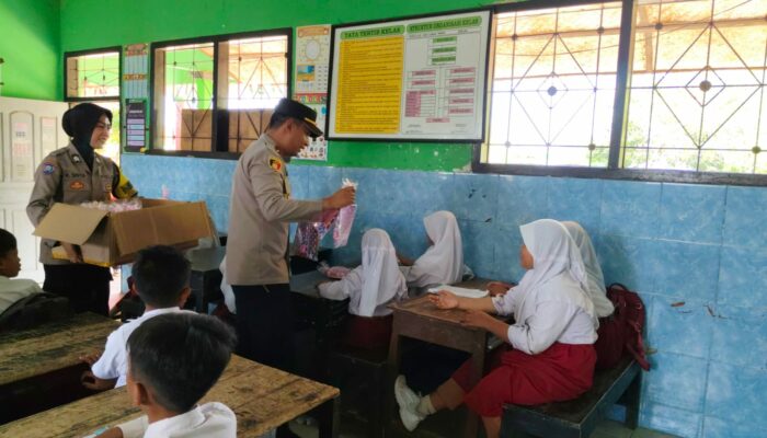 Polri Peduli Pendidikan, Kapolsek Lembar Bagikan Alat Tulis di Sekolah