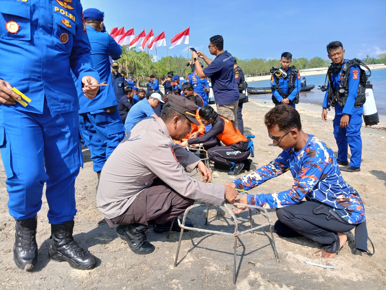 Penanaman Terumbu Karang di Pantai Elak-elak Warnai HUT ke-74 Polairud