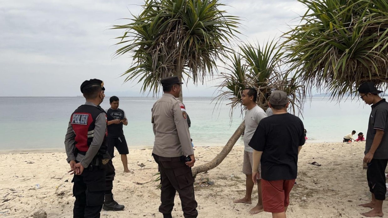 Polsek Sekotong Lakukan Patroli Rutin di Pantai Elak-Elak untuk Jaga Keamanan Wisatawan