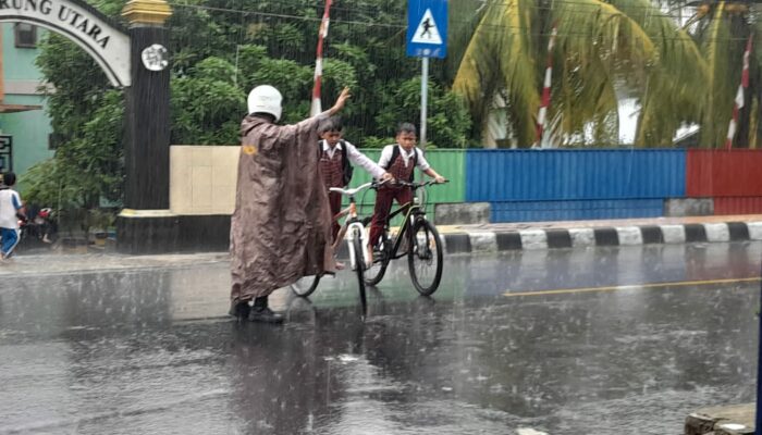 Polsek Gerung Jaga Keamanan Lalu Lintas di Tengah Hujan