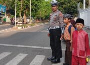 Satlantas Polres Bima Kota Gatur Pagi, Bantu Anak Sekolah Menyebrang Jalan