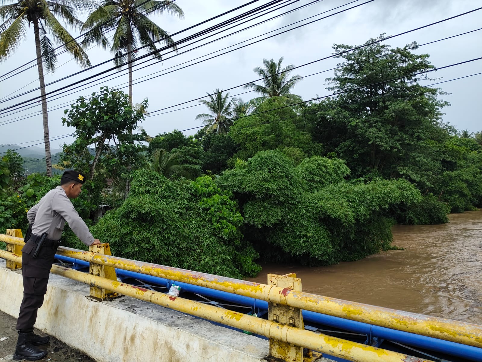 Deteksi Banjir, Polsek Sekotong Aktif Pantau Sungai Empol