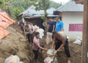 Polsek Gangga Bersama Warga Bentek Gotong Royong Bersihkan Sisa Longsor.