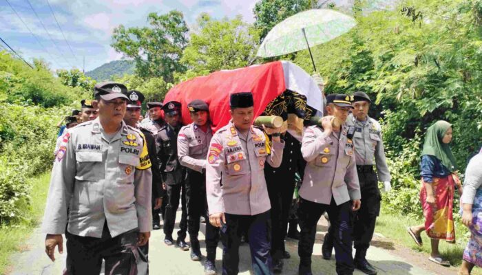 Isak Tangis Iringi Pemakaman Bripda Faozan di Lombok Barat