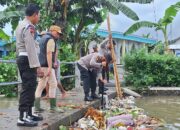 Gotong Royong Bersihkan Kali, Polsek Gerung Antisipasi Banjir!