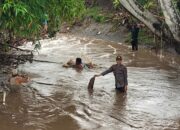 Kapolsek Kempo Pimpin Pencarian Korban Terseret Arus Banjir di Sungai Desa Konte, Aksi Luar Biasa Tanpa Kenal Lelah