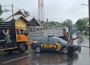 Hujan Deras Robohkan Tiang Listrik, Lalu Lintas di Jalan Utama Macet