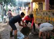 Bhabinkamtibmas Bersama Warga Gotong Royong Pasca Banjir di Kelurahan Paruga