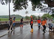 Pasca Banjir, Bhabinkamtibmas Kelurahan Kendo Bersama BPBD dan Warga Gelar Gotong Royong