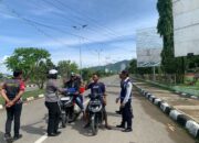 Personel Sat Lantas Polres Bima Kota Berikan Himbauan Keselamatan di Objek Wisata Pantai Lawata