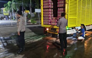 Malam Sibuk di Pelabuhan Lembar, Polisi Siaga Penuh Jaga Keamanan