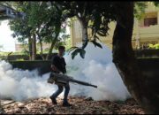 Cegah DBD, Polres Lombok Barat Proaktif Lakukan Fogging di Lingkungan Polsek