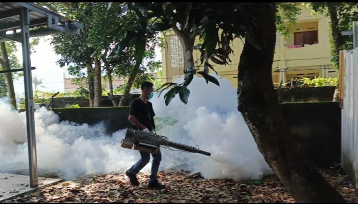 Polres Lombok Barat Gempur Sarang Nyamuk DBD dengan Fogging Serentak