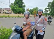 Sat Lantas Polres Bima Kota Bagikan Brosur Keselamatan Berlalu Lintas kepada Pengendara