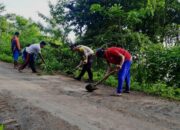 Peduli Kebersihan Lingkungan, Bhabinkamtibmas Desa Mantar Polsek Poto Tano Laksanakan Gotong Royong Bersama Masyarakat