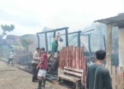 Polsek Moyo Hilir Bersama Damkar Dan Masyarakat Berjibaku Padamkan Kebakaran di Desa Olat Rawa