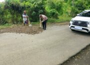 Demi Keselamatan Pengguna Jalan, Polsek Maluk Lakukan Penimbunan Jalan Berlubang