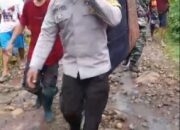 Aksi Kemanusiaan TNI-Polri Bersama Masyarakat Menandu Jenazah Warga Dusun Matemega yang Meninggal Dunia