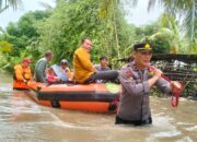 Polres Loteng Bersama Stakeholder Terkait Evakuasi Korban Banjir di Pujut.
