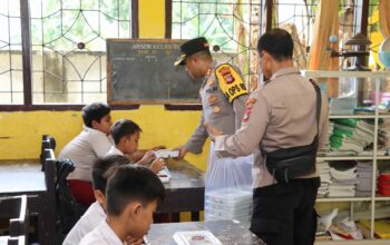 Kapolres Lombok Barat Pimpin Bagikan Makanan Bergizi, Wujud Dukungan Program Prioritas Presiden