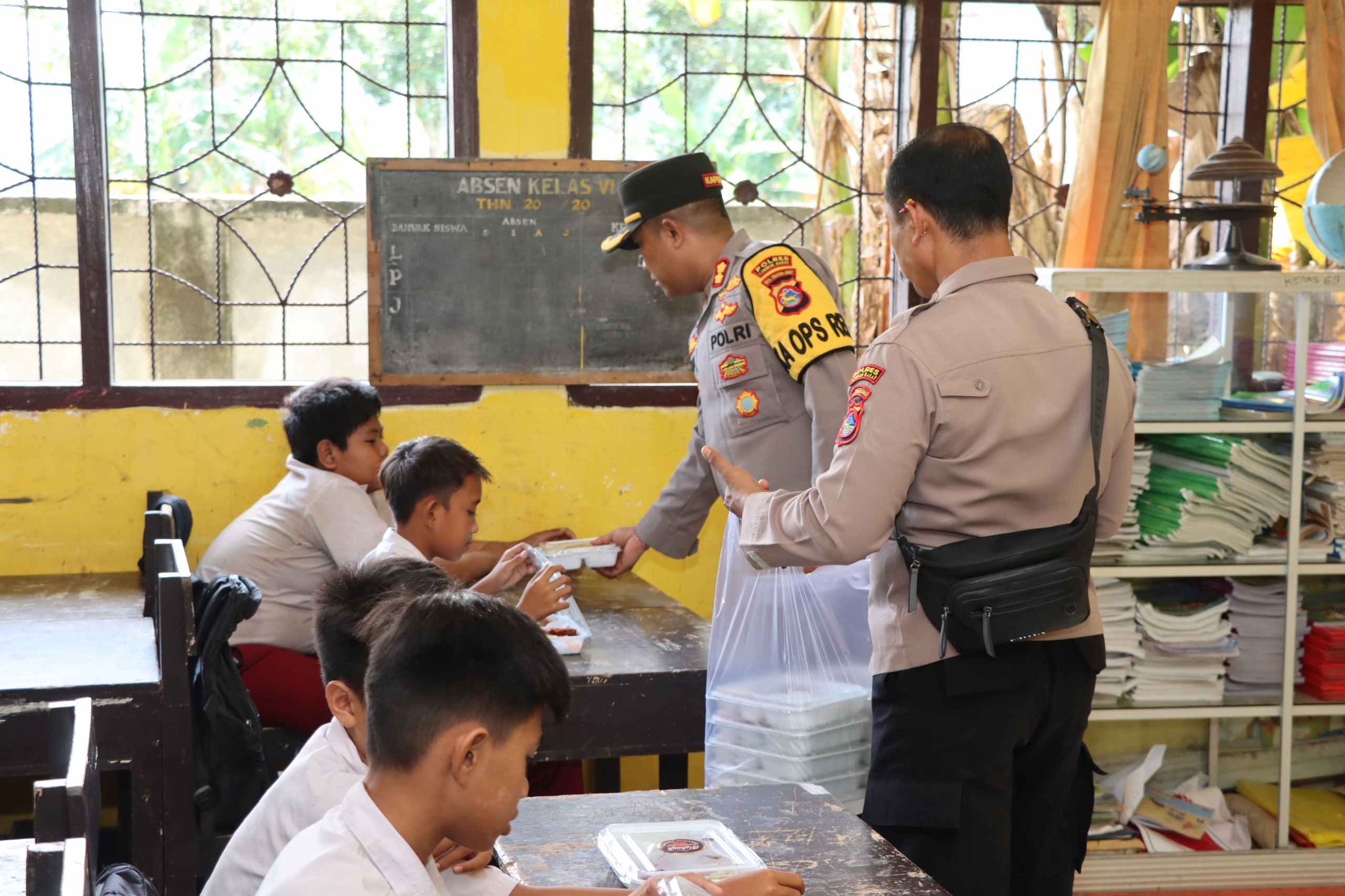 Kapolres Lombok Barat Pimpin Bagikan Makanan Bergizi, Wujud Dukungan Program Prioritas Presiden