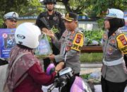 Operasi Keselamatan Rinjani 2025: Polres Lobar Edukasi Pengendara dengan Reward Sayuran