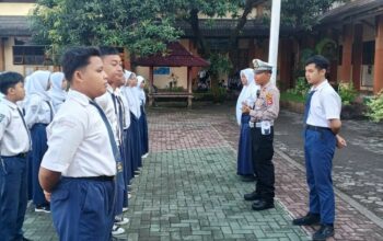 Polisi Sambangi SMPN 1 Gerung, Edukasi Tertib Lalu Lintas Sejak Dini