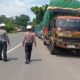 Tertib Parkir Truk, Arus Lalin Lancar di Tugu Tenk Dodokan Gerung