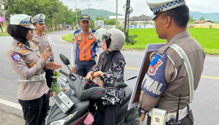 Tertib Lalu Lintas, Dapat Sayur! Operasi Unik Polres Lombok Barat