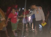 Polsek Wera Bagikan Ratusan Nasi Bungkus kepada Warga Terdampak Banjir