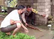 Cegah Banjir, Bhabinkamtibmas Bersama Warga Bersihkan Selokan