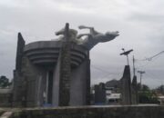 Patung Kuda dan Sejumlah Pohon di Kayangan Tumbang di Terpa Angin kencang