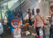 Bhabinkamtibmas Desa Mantun Bantu Warga yang Terdampak Angin Kencang