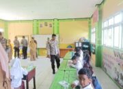 Dukung Program MBG, Polres Sumbawa Barat Bagikan Makanan Sehat Kepada Siswa SD