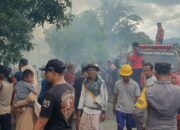 Kebakaran Hanguskan Rumah Panggung di Seteluk Atas, Polsek Seteluk Bersama Damkar dan Masyarakat Lakukan Evakuasi