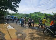 Cegah Kecelakaan Lalu Lintas, Polsek Maluk Bersama Warga Timbun Jalan Berlubang