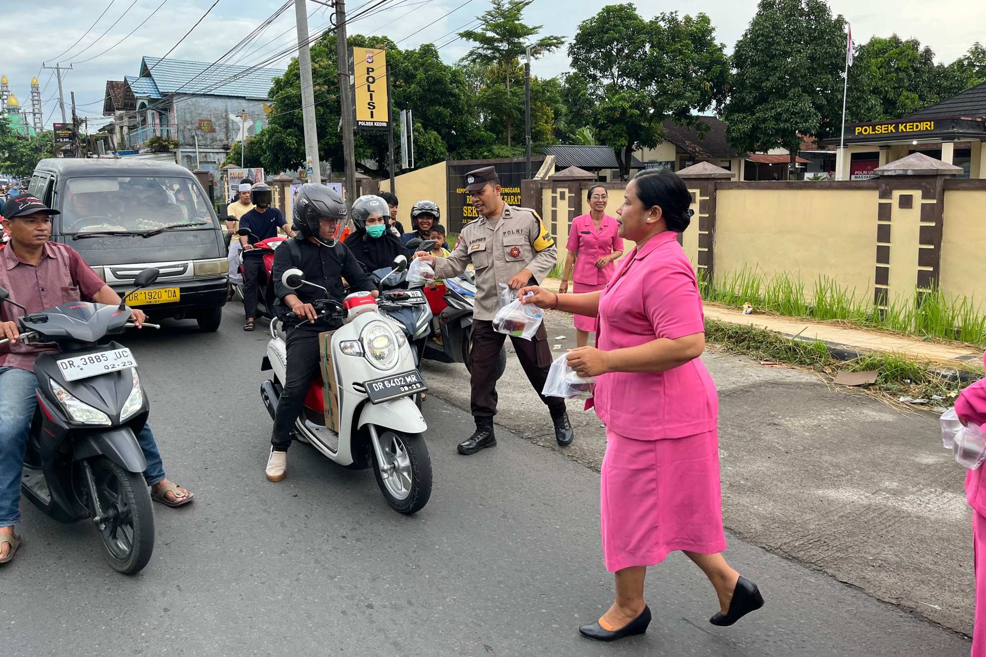 Di Balik Pembagian Takjil Polsek Kediri, Pesan Mendalam Ini Terungkap