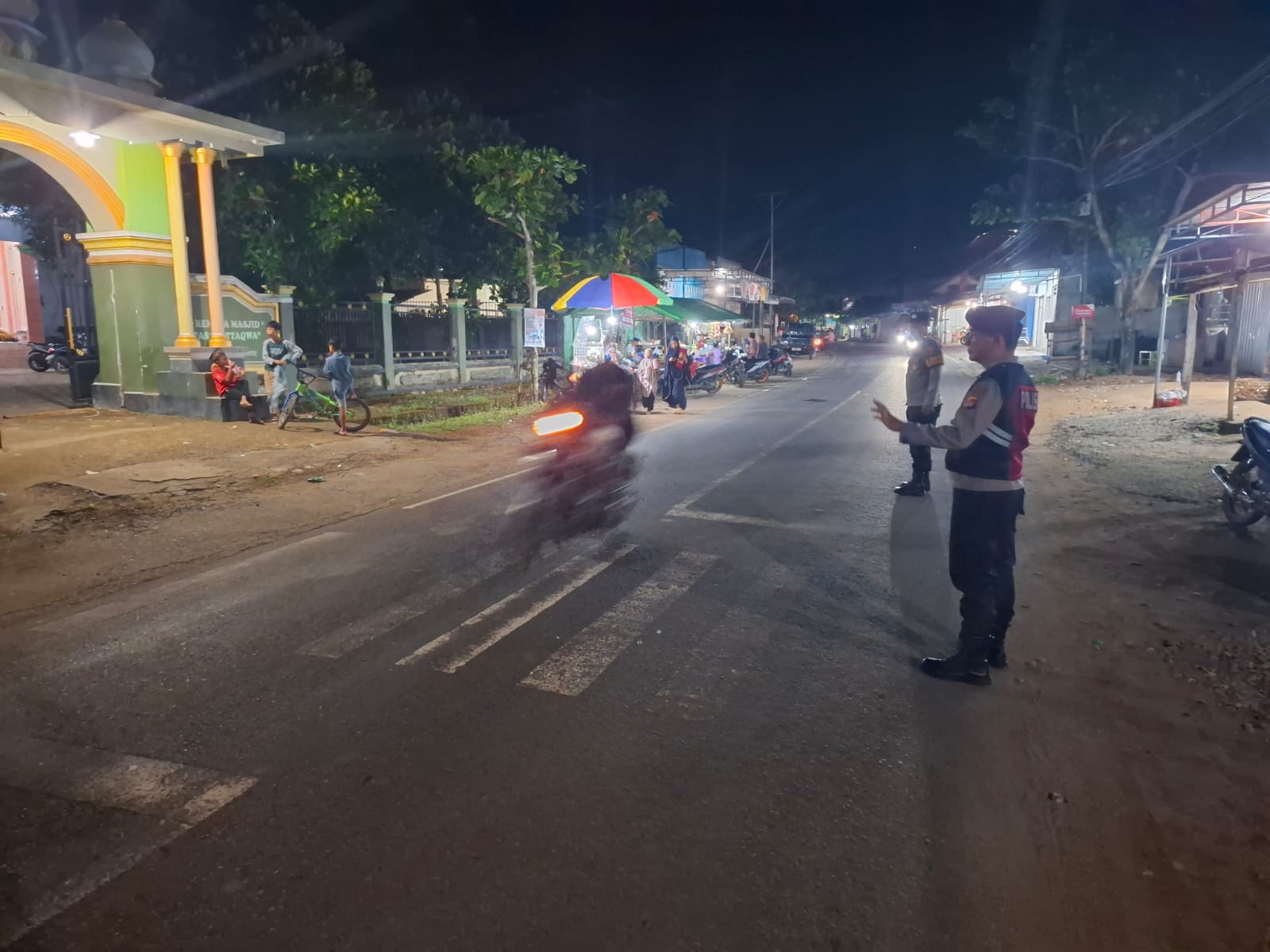 Aman dan Khusyuk! Polisi Kawal Sholat Tarawih di Sekotong