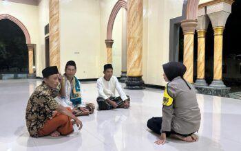 Bhabinkamtibmas Lombok Barat Sapa Warga Beroro, Jaga Kondusifitas Ramadan