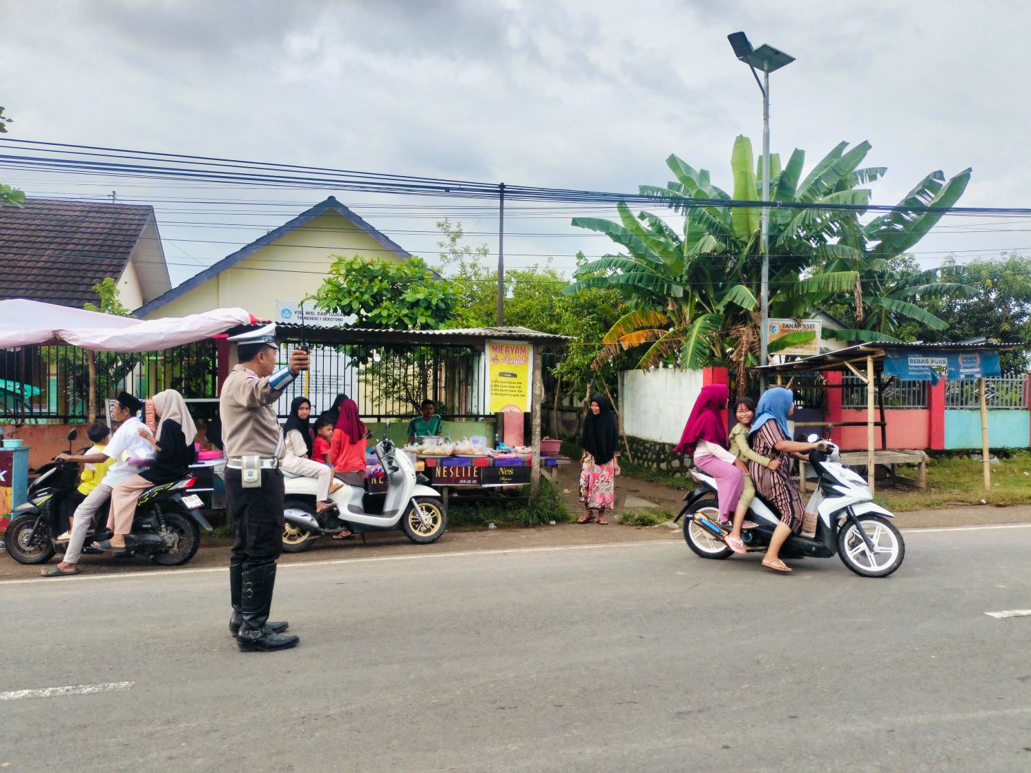 polsek, sekotong, rawan, sore, ngabuburit, lalu, lintas, pengamanan, takjil, ramadan