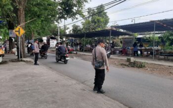 Ngabuburit Lancar! Polisi Atur Lalu Lintas di Labuapi