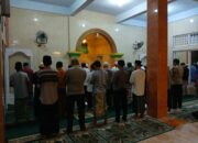 Polsek Sekotong Gelar Tarawih dan Tadarusan Bersama Warga, Pererat Silaturahmi